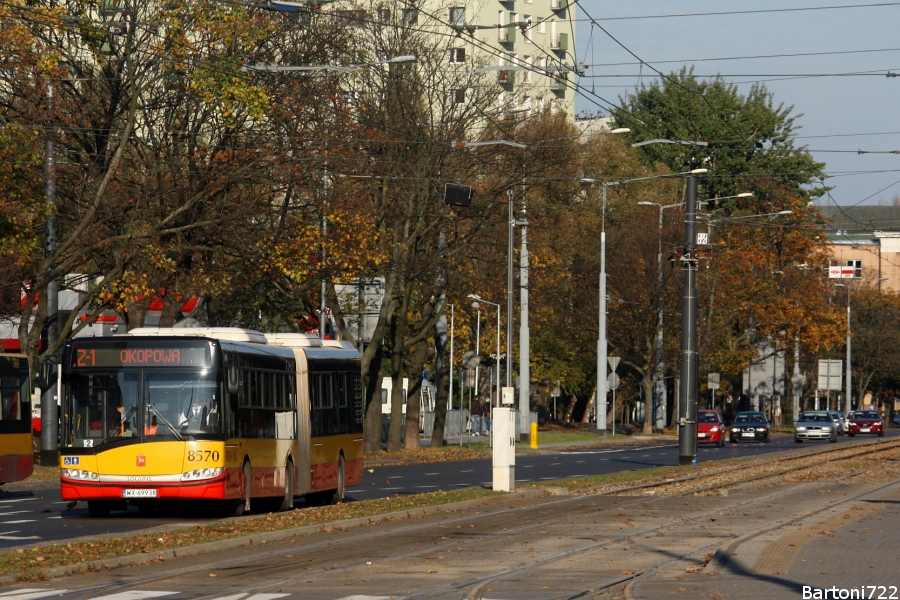 8570
W weekend 18-19 października wyłączono ruch tramwajowy na odcinku al. Solidarności (od Dw. Wileńskiego do al. Jana Pawła II). Tramwaje przerzucono na sąsiedni Most Gdański, a na ich zastępstwo uruchomiono autobusową linię Z-1, kursującą na trasie: Dw. Wileński - Okopowa. Kursowała co 5 minut, obsługę zaś zapewniały wszystkie zakłady MZA.
Słowa kluczowe: SU18 8570 Z-1 AlejaSolidarności