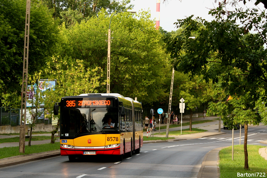 8578
385 w niedzielne popołudnie w dość nieoczywistym miejscu - taki widok był możliwy dzięki zbiegowi dwóch zdarzeń. Pierwszy to otwarcie bulwarów nad Wisłą - dzięki czemu linię obsługującą nabrzeże uruchomiono w niedzielę. Zaczęła kursowanie już od godziny 10, z podstawową dla siebie częstotliwością 15 minut. Ale jako że równolegle odbywał się I etap wyścigu Tour de Pologne linia trafiła aż tutaj - od Wisłostrady przez Gwiaździstą, Podleśną, Kasprowicza i Sacharowa do krańca Żeromskiego. Na zdjęciu brygada opóźniona drobne 30 minut - w ciągu 13 minut pojawiły się tu kolejne trzy.
Słowa kluczowe: SU18 8578 385 Podleśna