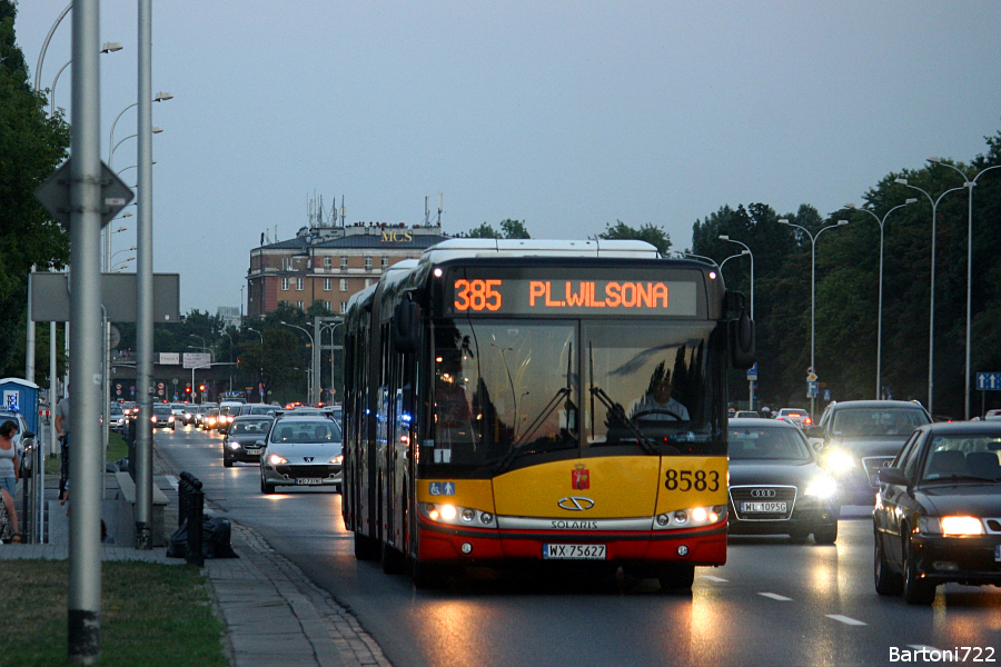 8583
A oto i pierwszy kurs linii 385. Kursuje na trasie Metro Politechnika - Pl. Wilsona, przejeżdżając przez znaczną część nabrzeża Wisły. Jej zadanie to sprawne dowiezienie do metra w godzinach wieczorno-nocnych (kursuje od 20 do 3) z zespołów przystankowych wzdłuż Wisłostrady. Rozkład jazdy jest skoordynowany z pierwszą linią metra, czas na przesiadkę to ok. 5 minut. Pięć przegubowych brygad (3 ze "Stalowej" i 2 z Mobilisu) pozwala na częstotliwość 15-minutową.
Słowa kluczowe: SU18 8583 385 WybrzeżeGdańskie