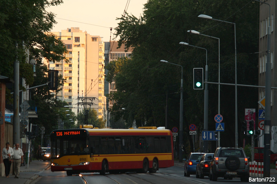 8911
Deskorolka wykręca z ul. Żytniej. Przejedzie teraz odcinkiem ulicy, która poza objazdami gości autobusy tylko w nocy. Za dnia monopol mają tu tramwaje. ;)
Słowa kluczowe: SU15 8911 136 Młynarska