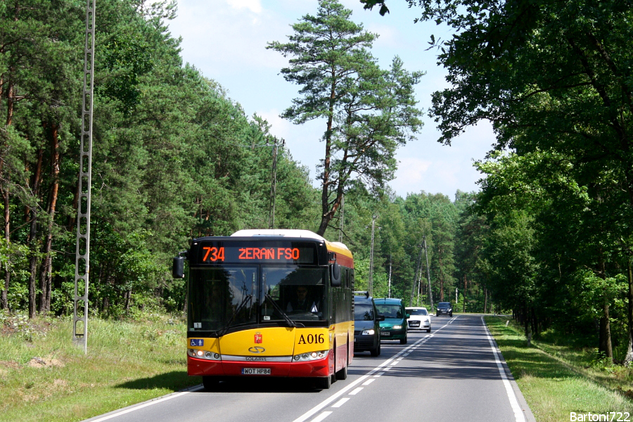 A016
13 lipca w godzinach 9-16 na terenie gminy Nieporęt odbyła się impreza masowa, w związku z czym utrudniony był przejazd dla linii 734. Na czas trwania zabawy, trzy kursy tej linii zostały skierowane ciekawym objazdem w większości przez tereny nieużywane na co dzień liniowo. Od rond w Rembelszczyźnie linia jechała przez Czarną Strugę, Marki, Słupno, Radzymin i Rudę do tymczasowego krańca Wolica, obsługując Nowe Załubice "od tyłu". Warto dodać, że te kursy nadkładały ponad 13km - zamiast 25km trasa wynosiła prawie 39km. ;) Na zdjęciu mobilisowa dwunastka przemierza właśnie 6-minutowy odcinek między przystankami "Legionowa" i "Rembelszczyzna".
Słowa kluczowe: SU12 A016 734 CzarnaStruga