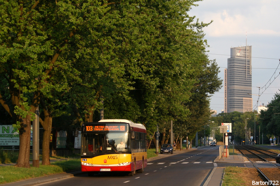 A025
Objazd zamkniętej ulicy Ostroroga w kierunku Młocin przebiegał ulicami: Żytnią, Młynarską, Obozową i Wawrzyszewską, w stronę Dworca Zachodniego zaś linia zaliczała ulice: Wawrzyszewską, Obozową, al. Prymasa Tysiąclecia i Górczewską. Przy okazji lustracji z aparatem napatoczyła się nowa dwunastka w miejsce starej. 
Słowa kluczowe: SU12 A025 103 Obozowa