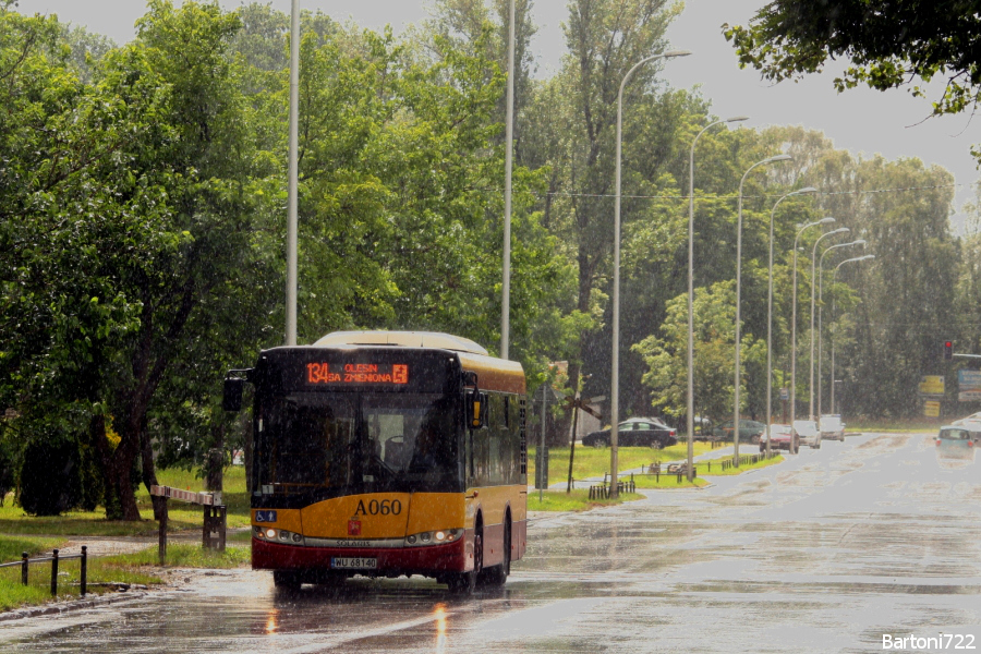 A060
Wyburzanie estakad przy węźle Trasa Toruńska/Modlińska sprawił, że niemożliwy był wyjazd z pętli Żerań FSO na jezdnię w kierunku Bródna. W związku z tym przez długi weekend linie 104 i 134 skierowano na objazd, m.in. przez nieużywaną liniowo ul. Odlewniczą. BTW, to ostatnia brygada jaka pojechała objazdem. Wykonawca uwinął się szybciej niż zakładano (planowo miało to trwać do poniedziałkowego poranka) więc i następny kurs odbył się już do pętli Żerań FSO.
Słowa kluczowe: SU8,6 A060 134 Odlewnicza