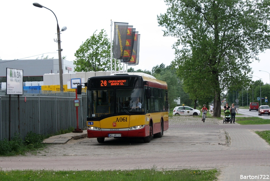 A061
A oto i szałowy kraniec "Tytułowa" dla linii Z-8. Zwykłe tymczasowe wypłytowanie, a zawrotka odbywa się przez widoczną boczną uliczkę. Co do samej zetki: Jest to "okno na świat" (częstotliwość: 30 minut) dla odcinka ul. Arkuszowej na czas kolejnego etapu budowy ronda przy w/w i ul. Wólczyńskiej. Frekwencja nawet dopisywała, jak na takiego kurdupla.
Słowa kluczowe: U8,6 A061 Z-8 Tytułowa