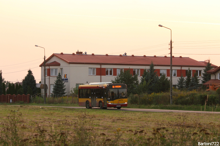 A070
Mobilisowy kurdupel mknie przez pola aby skręcić z ul. Wielkiego Dębu w ul. Echa Leśne. Wracając do trasy podstawowej minie jeszcze ul. Nad Rzeczką oraz ul. Dzikiego Wina. :D Swoją drogą, miałem niezłego farta że się jeszcze załapałem na ten objazd - objeżdżana ul. Białołęcka była otwarta od godziny 18 (zdjęcie wykonane o godzinie 19:54), a autobusy wróciły na swoje trasy podstawowe od 22:30. 
Słowa kluczowe: SU8,6 A070 104 WielkiegoDębu