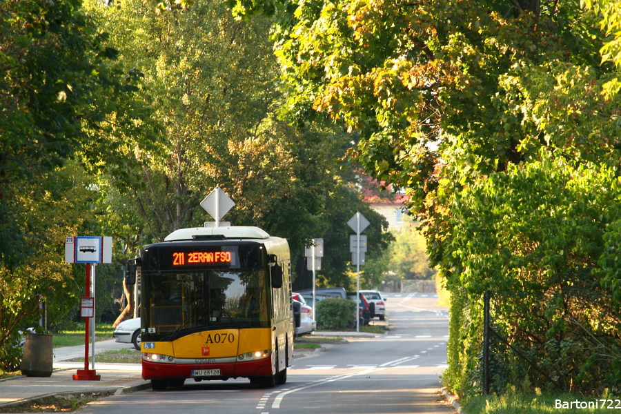 A070
211 na przystanku "Laurowa 01", zlokalizowanym na klimatycznej ul. Portowej. Z tego co widziałem od pierwszych dni nowa trasa się przyjęła, a każdym kursem widać było wymiany po kilka osób. 
Słowa kluczowe: SU8,6 A070 211 Portowa