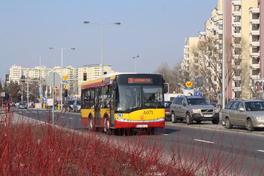 A071
Zapewne gdyby nie informacja w metrze, wysiadłbym na Wilanowskiej nie uświadomiony nową trasą 210. :P to pierwsze zdjęcie 210 na nowym odcinku al. KEN w sieci?
Słowa kluczowe: SU8,6 A071 210 AlejaKEN