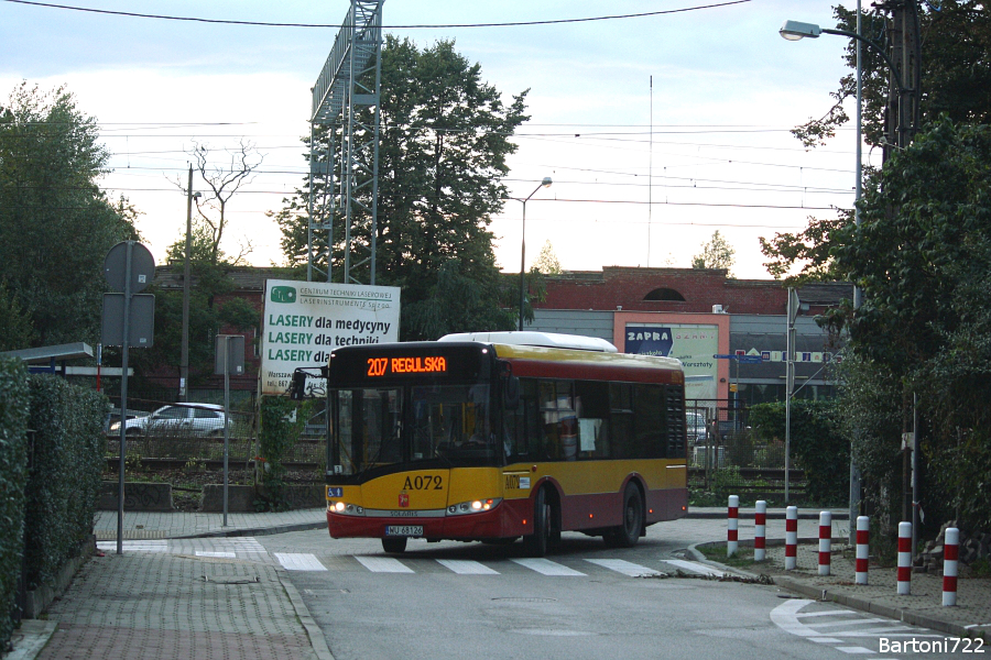 A072
Od 7 sierpnia w dzielnicy Ursus zaszło kilka zmian, dość korzystnych dla układu połączeń w tej dzielnicy. Linia 207 podjeżdża teraz bliżej stacji Warszawa Ursus. Aby wrócić do ul. Bohaterów Warszawy, linia skręca w wąską, nieużywaną dotąd liniowo uliczkę - Opieńskiego.
Słowa kluczowe: SU8,6 A072 207 Opieńskiego