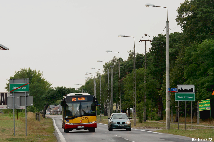 A075
Z42, które musi się przedostać na drugą stronę torów linii "otwockiej", a nie może w Falenicy w związku z budową ronda, przejeżdża przez Józefów, do najbliższego przejazdu kolejowego. Dzięki temu, że poza granicą Warszawy nie zatrzymuje się na przystankach, objazd pokonywany jest dość szybko.
Słowa kluczowe: SU8,6 A075 Z42 Józefów