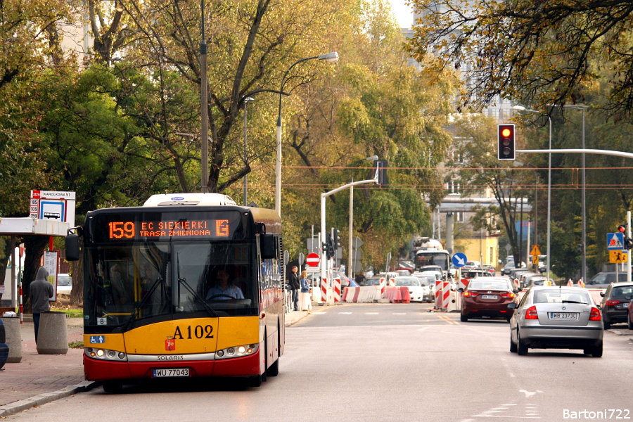 A102
159 objeżdża zamkniętą na czas budowy II linii metra ul. Prostą. Po jej otwarciu linię dotknęła spora reforma. Po pierwsze, nie zagląda już na Wolę - została wysłana pod CH Blue City. Jej relacje lokalne przejęła linia 155. Drugą zmianą jest wzmocnienie częstotliwości - co 10 minut przez cały dzień. Trzecią zmianą jest całkowite zejście ajentów z obsługi. Widoczny zestaw zatem będzie już nie do powtórzenia.
Słowa kluczowe: SU12 A102 159 Karolkowa