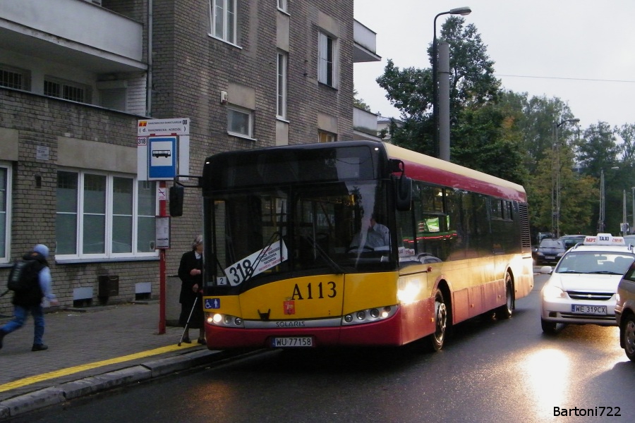 A113
Oto i kraniec najnowszego potworka 318 Rakowiecka-Sanktuarium - Spartańska. Otóż, zapewnia ona komunikację na ciągu ul. Kazimierzowskiej w zamian za wycofane stamtąd 218 (kursuje co 30 minut - od 6:00 do 20:00). Punktualności nie ma to żadnej (widoczna pasażerka czekała tu już 51 minut) i póki co nie przyciąga tłumów. W teorii obsługują ją SU10 z Mobilisu - jednak zupełnie przypadkowo (wybrałem się na tą linię od niechcenia, po wielu niepowodzeniach tego popołudnia) udało mi się trafić na pierwszą w historii tej linii "ZaDziesiątkę". Warunki wykonywania zdjęcia były tragiczne - zerowy postój, cały potok puszek, jakaś kierowczyni jadąca 3km/h przed autobusem, zacinający deszcz i powoli zapadający półmrok.
Słowa kluczowe: SU12 A113 318 Rakowiecka-Sanktuarium