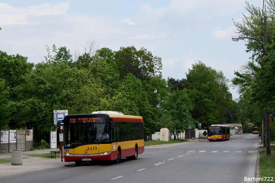 A119
Co robi 712 w tych "dość" dalekich od swojej trasy rejonach? Ano, objeżdża budowane u zbiegu ul. Arkuszowej i Wólczyńskiej. Aby zachować odpowiednią częstotliwość na objeździe potrzebna była druga dwunastka. Pozyskano ją z jednej brygady na 179, która skróciła się o 2 metry. Warto nadmienić też, że z "przyczyn technicznych" rozkład jazdy tej linii na stronie przewoźnika był dostępny tylko w pliku PDF. 
Słowa kluczowe: SU12 A119 712 Żubrowa