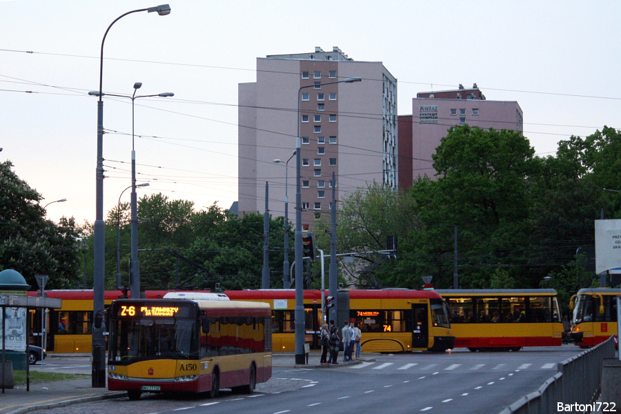 A150
Ostatni wieczór linii Z-6, zastępującej w weekend 10-11 maja tramwaje na odcinku Okopowa - Pl. Zawiszy. Kursowała co 7,5 minuty a obsługiwały ją trzy brygady: dwa stare U12 i jedno nowe. Pierwotnie remont torowiska miał zająć dwa weekendy (kolejnym terminem miał być ostatni weekend maja), ale wykonawca uwinął się ze wszystkim przy pierwszym zamknięciu. Przy okazji w tle załapały się dwie ciekawostki tramwajowe. ;) 
Słowa kluczowe: SU12 A150 Z-6 Okopowa