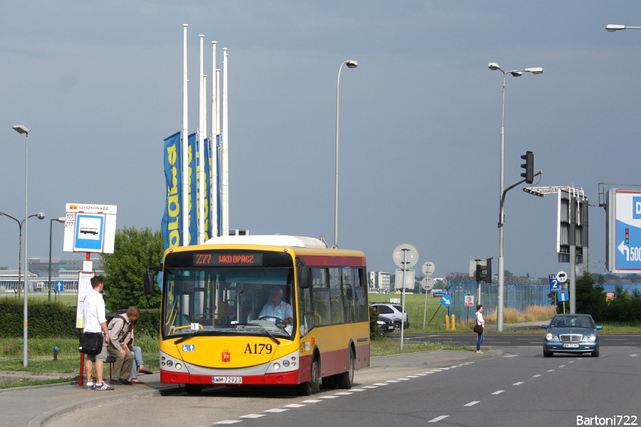 A179
W związku z weekendowym remontem południowej jezdni alej Jerozolimskich i brakiem alternatywnego przejazdu dla linii 177, została ona podzielona na dwie części. Pierwsza część kursowała do Żywieckiej, druga zaś na trasie: WKD Opacz - P+R Al. Krakowska. Obie linie zachowały swoje częstotliwości (30 minut) i obsługę. Jak widać kompletnie opustoszała ta zetka nie była. 
Słowa kluczowe: Libero A179 Z77 Szyszkowa