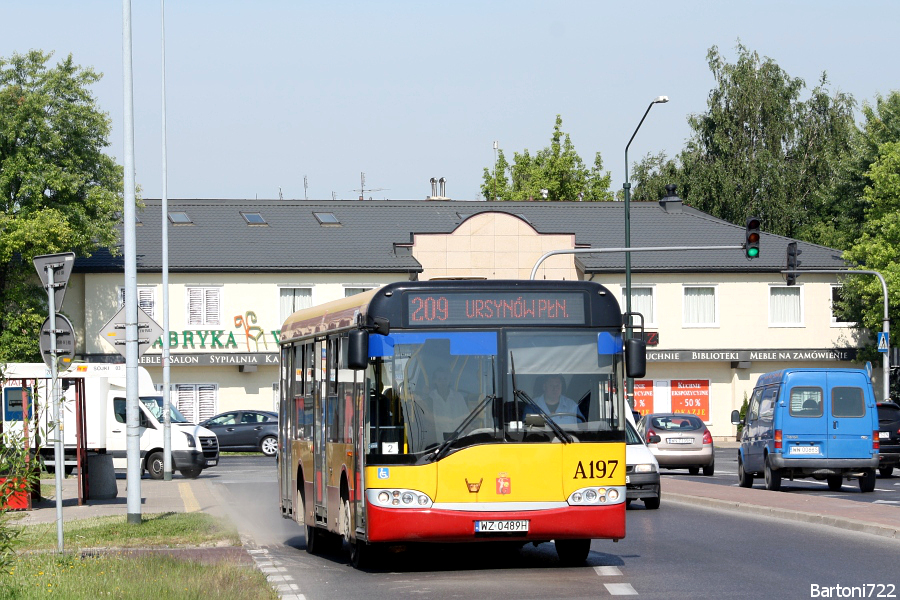 A197
Mobilisowa rezerwa jeżdżąca za 3/5 stawki. Pewnie właśnie z tego powodu rzadko się je trafia na linii - a jeśli już, to szybciej znikają, niż się pojawią. Tutaj dorwana podczas włączania się o 9:14 od ZP "Sójki". 
Słowa kluczowe: SU10 A197 209 Roentgena