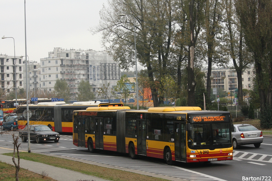 A202
A oto i 409 na Bródnie. Już w czwarty weekend po wydłużeniu ta prawdziwa międzycmentarna linia została mocno zasilona (częstotliwość wzrosła trzykrotnie). Tym samym powrócił na nią ITS, który w podstawowych brygadach tejże nie ma udziału.
Słowa kluczowe: LionsCityG A202 409 ŚwiętegoWincentego