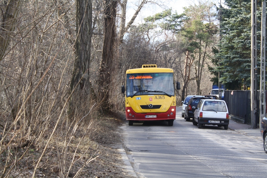 A365
Do rejonów, gdzie od niedawna dociera komunikacja należy też dodać objazd 220 - jak widać bardzo wąskimi bemowskimi uliczkami. BTW długo się naczekałem, by wykonać przedmiotowe zdjęcie, bo najpierw ustawiłem się nie na tym odcinku n/w ulicy. :D
Słowa kluczowe: H7-20 Solina A365 220 Kunickiego