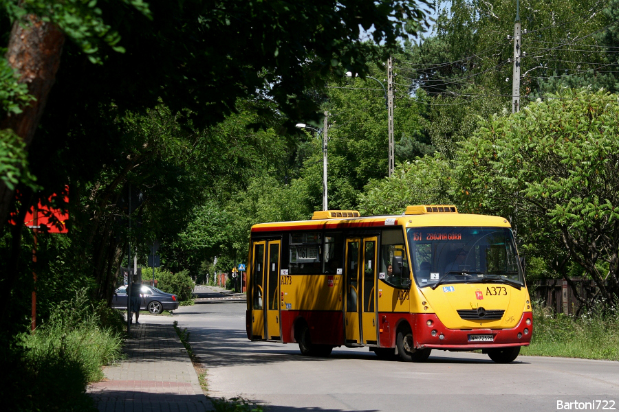 A373
Ciche, spokojne przedpołudnie na uliczkach Falenicy. Mobilisowa Solina skręciła przed chwilą z Oleckiej w Włókienniczą, by po chwili z tej skręcić w ul. Michalinki. 
Słowa kluczowe: Solina A373 161 Włókiennicza