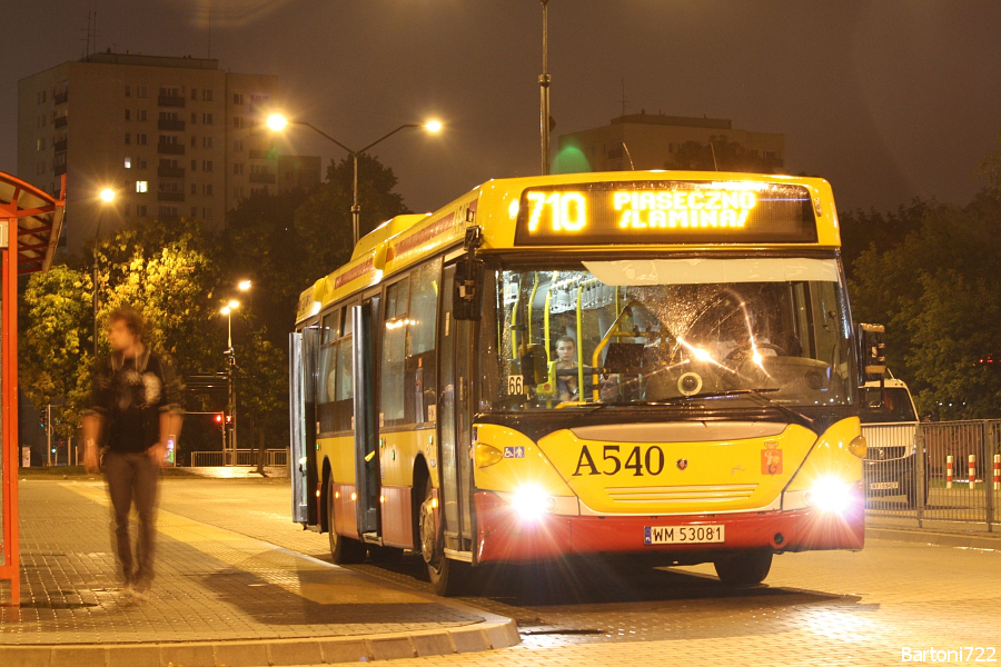 A540
Ostatni kurs linii 710 i do pary z 739 ostatni autobus odjeżdżający z tej pętli. A na nim ciekawostka - Scania z Grodzia. Jakoś w 2012 roku powstały BWLki z linią 218 (kiedy "Grodzio spadł z owej, przeszły na 165, a później 108), które dojazdy i zjazdy robią właśnie jako 710 (do zabawy wchodzi także 727). Powód jest prosty - dzięki temu "Woronicza" nie musi robić późnonocnych, pustych kilometrów na trasie z/do Piaseczna.
Słowa kluczowe: OmniCity A540 710 MetroWilanowska