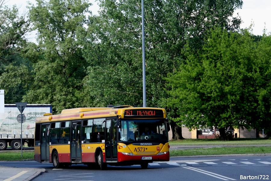 A573
Przykład linii, na którą wygaszono popyt. Jeszcze trzy lata temu jeździła co 15/20/20 z w miarę dobrą regularnością. Jednak od czerwca 2011, po zamknięciu ul. Świętokrzyskiej została pocięta do co 20/30 (z porannym mikroszczytem) na bardzo ubogich postojach, co powodowało jazdę "w kółko". Przykładem jest widoczna Scania, która odjechała z pętli na -14. W końcu od czerwca 2013 jej wolski odcinek wchłonęło 102. 
Słowa kluczowe: OmniCity A573 151 Płocka