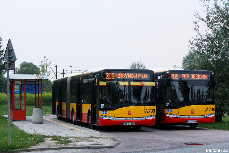 A739
Długie postoje na pętli PKP Jeziorki (w tym wypadku: 37 minut) pozwoliły na udokumentowanie na jednym zdjęciu obu przegubów, jakie dostąpiły tego dnia zaszczytu obsługi tej linii.
Słowa kluczowe: SU18 A739 209 PKPJeziorki