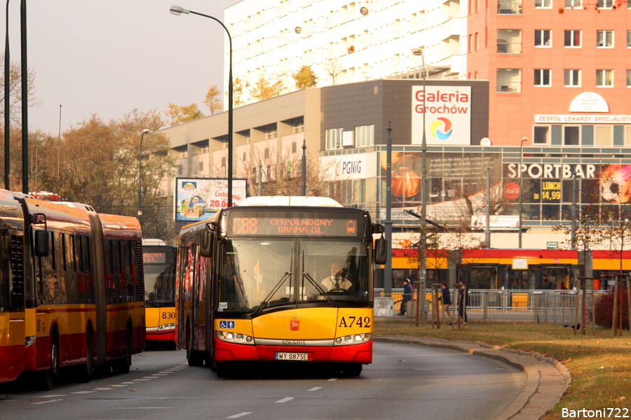 A742
Osiemnastka dynamicznie wyjeżdża z rzędu przegubowców ustawionych w al. Stanów Zjednoczonych - czy to liniowych, czy odstawionych na przerwę.
Słowa kluczowe: SU18 A742 C88 AlejaStanówZjednoczonych