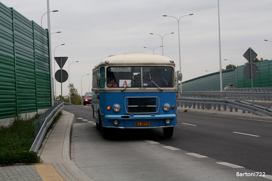 8082
Linia dowozowa A łącząca ORT z zajezdnią tramwajową "Żoliborz". Można było na niej spotkać wszystko - widocznego SANa, brygadę za nim najnowsze autokary Polskiego Busa, cabrio, 6330 i 8014.
Słowa kluczowe: SanH100 DTP TrasaMostuPółnocnego