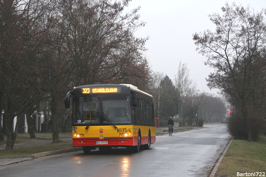 1035
Od 15 lutego szkoła w Powsinku wzbogaciła się o dedykowanego gimbusa - linię 323 kursującą wgłąb Miasteczka Wilanów. Jeden dziesięciometrowy dodatek z "Woronicza" kursuje w ścisłych szczytach szkolnych co około godzinę - interwały nie są równe ze względu na dostosowanie do dzwonków. Dzięki temu linia odznacza się gigantycznymi postojami pod szkołą - na zdjęciu Solbus ruszył po 44 minutach czekania, kółko wcześniej było to 49 minut. 
Słowa kluczowe: SM12 1035 323 Przyczółkowa