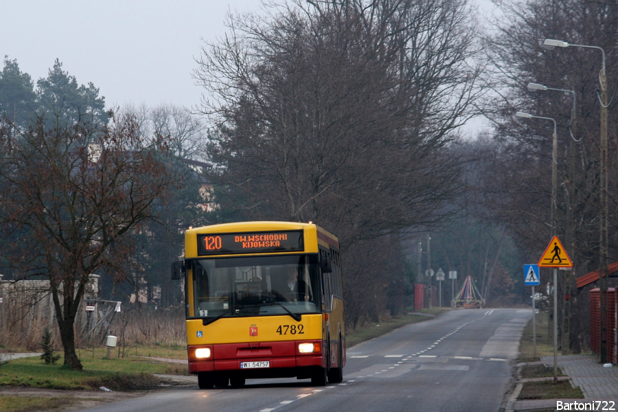 4782
Dojeżdżanie gniotów w starej budzie na całkach. Tutaj trafił się akurat na dość ciekawej - do Olesina, gdzie panuje świetny klimat. Jazda tym wozem wśród tych wszystkich mostków i kanałków to czysta przyjemność - zwłaszcza, że ostatnio w tej okolicy byłem z 4 lata temu. ;) 
Słowa kluczowe: M121 4782 120 Kobiałka