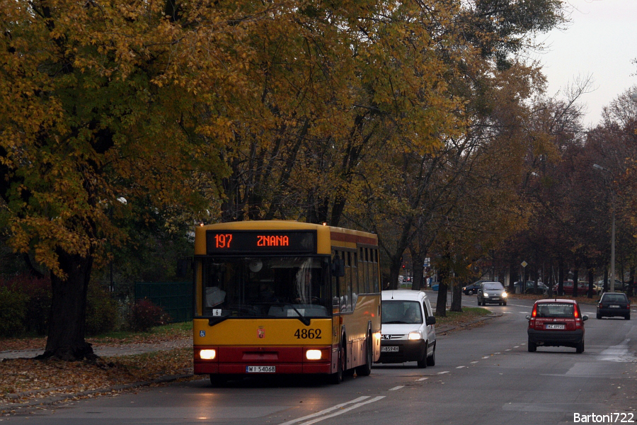 4862
Bielany to bardzo klimatyczna dzielnica na jesienne foty. No i - w związku z przedcmentarkowym szałem - bardzo na czasie. ;) 
Słowa kluczowe: M121 4862 197 Perzyńskiego