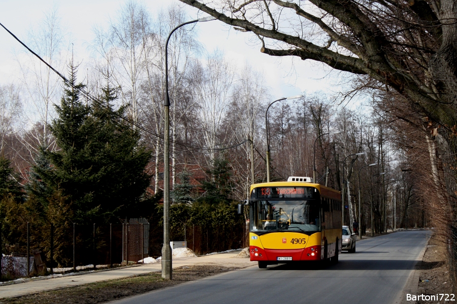 4905
Linia 133 zagościła na tą ulicę od 17 września, wskutek drobnej reformy tarchomińskiej, polegającej na wycofaniu tejże z Żerania FSO. Dzięki temu częstotliwość można było zwiększyć do 15/20/20. Aha, na zdjęciu jest "osiołek" - jakby ktoś nie wiedział. ;)
Słowa kluczowe: M121I 4905 133 Parcelacyjna