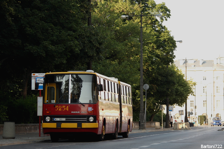 5254
Wraz z poprowadzeniem 174 przez Pl. Bankowy poprawił się rozkład. Powstały dodatki, które zagęszczają częstotliwości szczytowe - rano co 10, popołudniu co 12. Szczytówki są planowo na wozy przegubowe. Dzięki temu widoczny zestaw mógł mieć miejsce. Swoją drogą, starszemu pokoleniu miłośników pewnie wróciły wspomnienia sprzed x lat - kiedy to 174 było siekierą, a przegubowe Ikarusy były tam normą. ;)
Słowa kluczowe: IK280 5254 174 Królewska