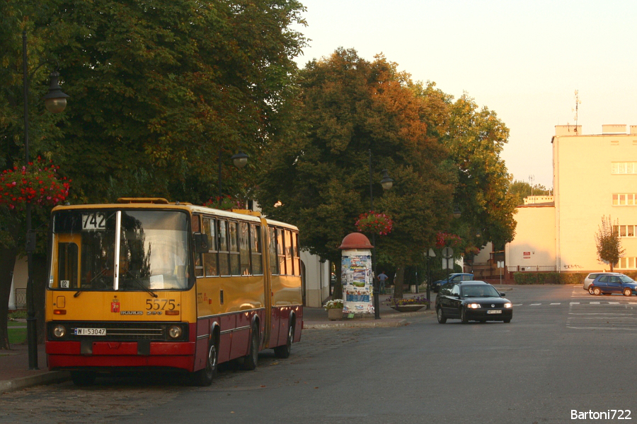 5575
Ostatni kurs Ikarusa na tej klimatycznej linii podmiejskiej. Od września dodatek z zajezdni "Woronicza" staje się niskopodłogowy. Wielka szkoda, Ikarusy w tak odległej od Warszawy miejscowości były pięknym widokiem.
Słowa kluczowe: IK280 5575 742 GóraKalwaria