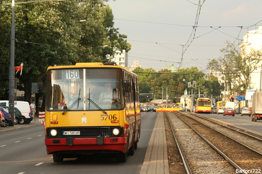 5706
Ikarus na popołudniowym dodatku 160 to coś pięknego. :) A to z okazji wysłania możliwie największej ilości niskopodłogowców na linie powstańcze. 
Słowa kluczowe: IK280 5706 160 AlejaSolidarności