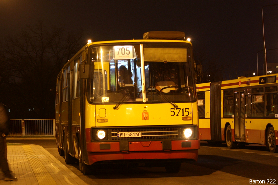 5715
Widoczny wóz ostatecznie zakończył erę Ikarusów w Stolicy, zjeżdżając jako ostatni na zajezdnię "Stalowa" - dokładnie o 20:48. Od rana do wieczora szturmowany był przez rozmaite media. No ale cóż się dziwić... ;) Na zdjęciu uchwycony chwilę przed pierwszym popołudniowym odjazdem do Białobrzegów. Zdjęcie nr 700.
Słowa kluczowe: IK280 5715 705 MetroMarymont