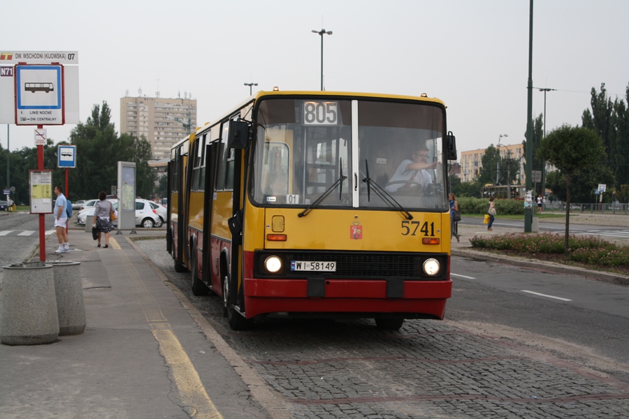 5741
Czasy, kiedy i "Ostrobramska" wysyłała wszelkiej maści Ikarusy na 805 - jeszcze na starej trasie, zmienionej 15 października w związku z zamknięciem Dw. Wileńskiego
Słowa kluczowe: IK280 5741 805 DworzecWschodniKijowska