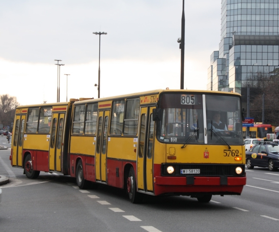 5762
Widok, z którym ta linia kojarzona jest od miesięcy z dniem wczorajszym (29 czerwca) przeszedł do historii - całość obsługi 805 przejęła Kleszczowa, która będzie wysyłać niskopodłogowce.
Słowa kluczowe: IK280 5762 805 PlacBankowy