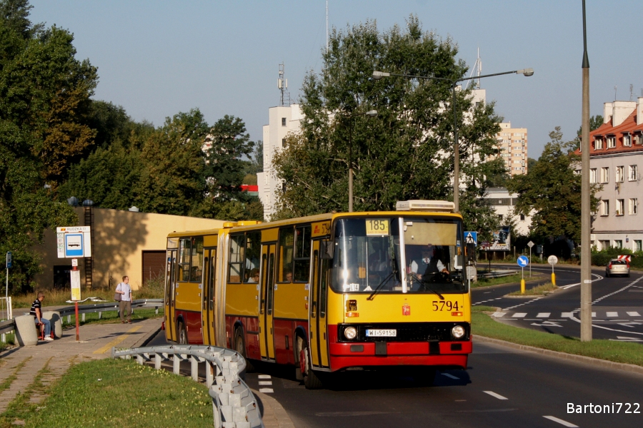 5794
W ramach zagęszczenia porannego szczytu z Żoliborza na 185 pojawiły się wakacyjne dodatki z "Kleszczowej" i "Woronicza" - w tym jeden Ikarusowy. Ten w świetle porannego słońca wyjeżdża z ZP "Rudzka 03".
Słowa kluczowe: IK280 5794 185 Mickiewicza