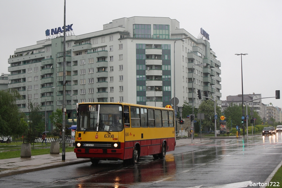 6308
Na "Woronicza" zostały już tylko cztery wysokie solówki. Poza widoczną: 6309, 6330 i 6470. Po południu wystawia je symbolicznie - na dwa dodatki. Ciekawe, czy coś jej zostanie na ten typ taboru po czerwcowych zmianach.
Słowa kluczowe: IK260 6308 179 AlejaKEN