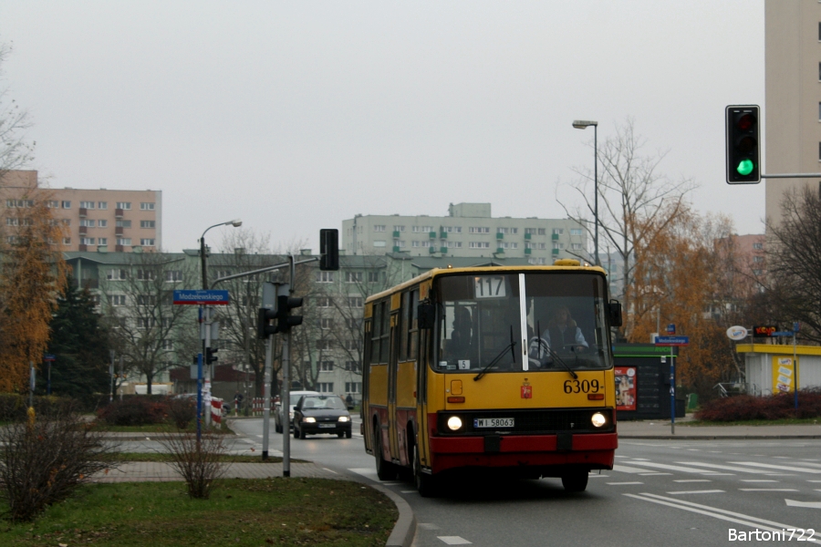 6309
Korzystając dziś z wolnego poranka postanowiłem zapolować na odchodzące już krótkie Ikarusy z "Woronicza".
Słowa kluczowe: IK260 6309 117 AlLotników 