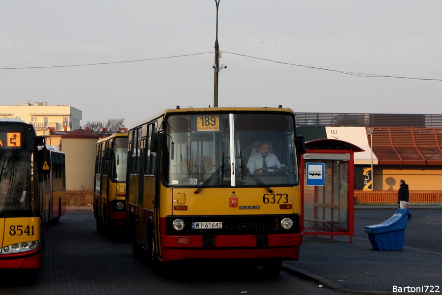 6373
W końcu udało mi się złapać te wtyczki i upatrzony na nich zestaw w postaci wysokiej solówki na 189. :) A tego dnia wyjechały nawet dwie.
Słowa kluczowe: IK260 6373 189 OsiedleGórczewska