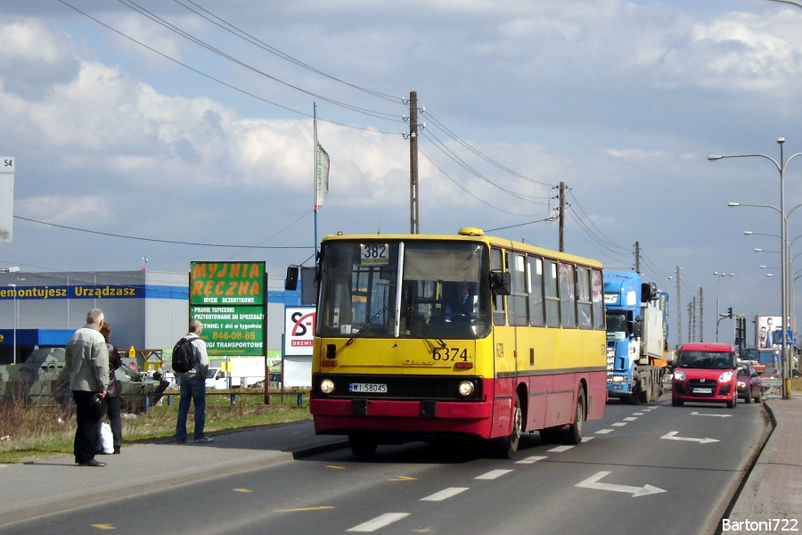 6374
Ikarus na linii 382. Powstała ona w 2009 roku jako silne połączenie Dworca Zachodniego z Witolinem - tylko w dni powszednie. Jednak przy okazji "reformy mokotowskiej" od marca 2011 zamieniła się numerem z linią 182, ówcześnie jeżdżącą z Witolina na Okęcie. Przy okazji nowopowstałą, jeżdżącą tylko w DP emferydę nieźle ścięto - kursowała tylko do 21:00 co 20/30 minut, a dużą część obsługi stanowiły Ikarusy - a to przegubowe, a to krótkie.  Zdjęcie nr 600.
Słowa kluczowe: IK260 6374 382 Szyszkowa