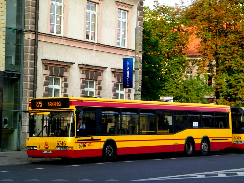 6746
Wraz z końcem wydarzenia widocznego za autobusem zniknął buspas na Żwirki i Wigury a także wspomagająca obsługę na tymże ciągu linia 275.
Słowa kluczowe: N4020 6746 275 PlacTrzechKrzyży