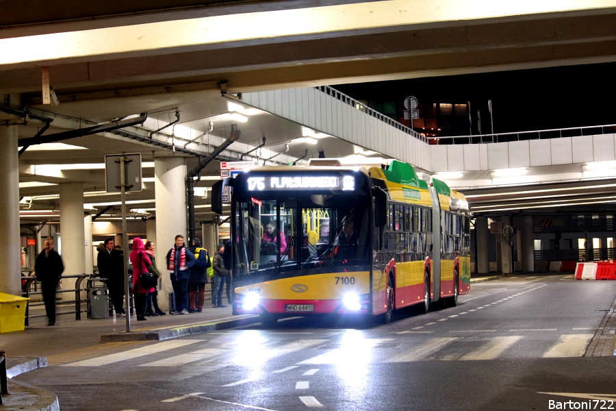 7100
Gwiazda wczorajszego popołudnia, czyli pierwszy wyjazd przegubowego elektryka. 23 listopada w trakcie oficjalnej prezentacji MZA otrzymało w dzierżawę widoczny pojazd. Po pierwszej części pokazu autobus udał zrobił kółko jako "wtyczka" na linii 222, po czym zjechał na zajezdnię. Po doładowaniu baterii wyjechał ponownie - tym razem na dodatek 175 od godziny 15:45, na którym zrobił dwa z czterech kółek. Od początku mi się spodobał - robi wrażenie nie tylko wizualnie, ale i podczas jazdy. 
Słowa kluczowe: SU18 7100 175 ŻwirkiIWigury