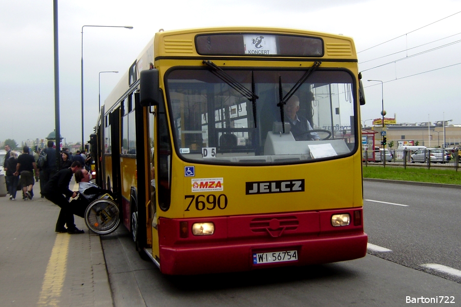 7690
To na "dobranoc" na ostatnie odbicie tego wieczoru prezentuję zamawianego 7690 na drugiej "koncertowej" linii., tym razem K2 na trasie Metro Młociny - Nowe Bemowo obsługiwane przez 5 odkurzaczowych brygad, w tym owego rodzynka. :)
Słowa kluczowe: M181 7690 K2 PowstańcówŚląskich