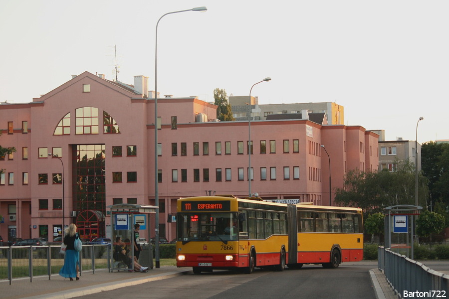 7866
Odkurzacz na 111, czyli rzadko spotykany typ taboru na tej linii. A to dlatego, że "Redutowa" występuje tu tylko w DS - i to w śladowej ilości.
Słowa kluczowe: M181 7866 111 Esperanto