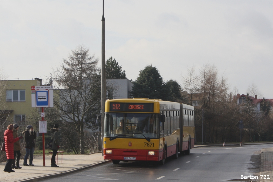 7871
Odkurzacz zbliża się do warunkowego ZP "Kanał Bródnowski 01". Pooglądałem dziś tą linię poza szczytami i na każdym pośrednim przystanku czekała spora grupka pasażerów. Regularność tej linii pozostawia jednak wiele do życzenia. Ciekawe, jaka będzie docelowa komunikacja na tych ciągach. Pozostałości po pętli Zacisze jeszcze się trzymają. Swoją drogą, to drugie podejście do złapania tego zestawu. Pierwotnie miał to być 7891, który jeździł tu rano. Jednak gdy przyjechałem o 10:15 120 w ZP "Rolanda" owy egzemplarz przejechał tylko jako PT. Poszedłem więc załatwić co miałem do okolicy do załatwienia i półtorej godziny później przybiegłem w to miejsce. 
Słowa kluczowe: M181M 7871 512 Rolanda