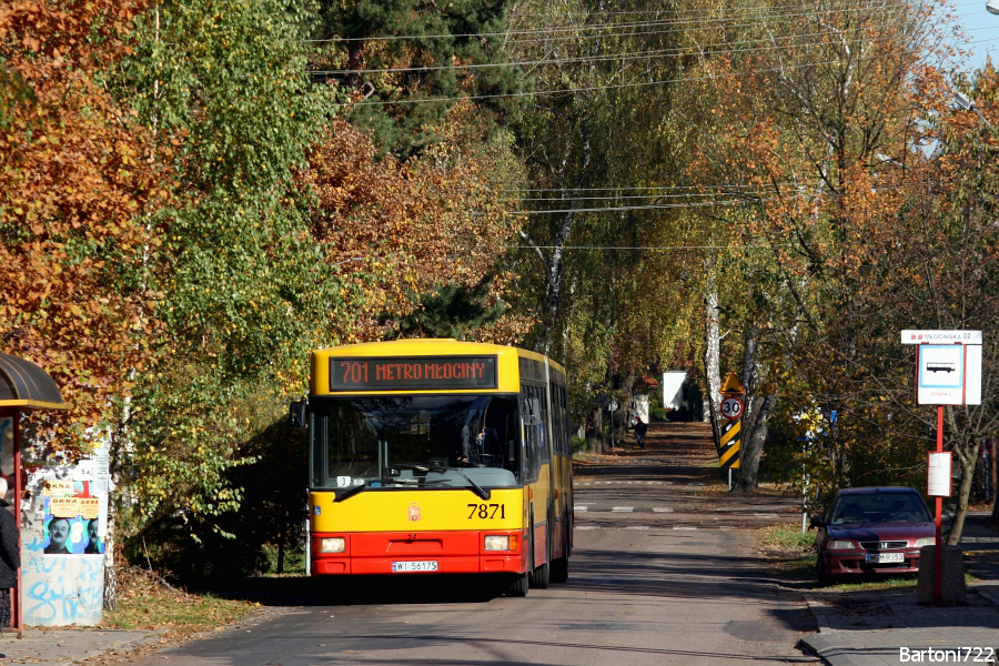 7871
W związku ze zwiększonym przed "Wszystkimi Świętymi" ruchem na warszawskie nekropolie, linia 701 od 12 października co weekend jest obsadzana taborem przegubowym z "Redutowej". Na ogół zajezdnia wystawia jednak U18 - dziś było inaczej. Nie powiem, bardzo cieszy mnie ten widok! :) Odkurzacz słonecznym przedpołudniem dojeżdża właśnie do przystanku "Młocińska 01".
Słowa kluczowe: M181M 7871 701 Partyzantów