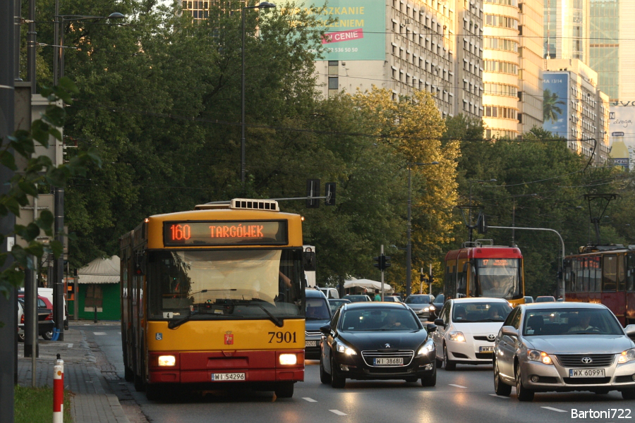 7901
Podczas poprzednich przenosin wozów z "Redutowej" znacznie został ograniczony jej udział na 160. Przy kolejnych, wrześniowych, zniknie z krajobrazu tej linii zupełnie. 
Słowa kluczowe: M181M 7901 160 AlejaJanaPawłaII