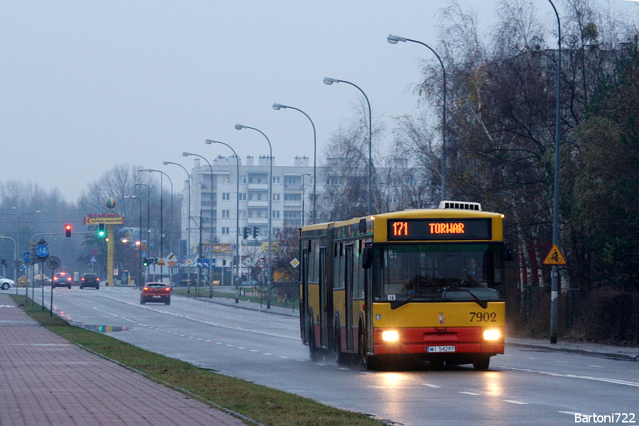 7902
Odkurzacze, które poszły nieco w "odstawkę" przy pożegnaniu Ikarusów, także zakończyły swoją eksploatację wraz z końcem listopada. Były to pierwsze przegubowe niskopodłogowce w stolicy. Im także należą się wielkie podziękowania za 16 lat służby! Widoczny wóz realizował ostatni dzienny zjazd na zajezdnię "Redutowa".
Słowa kluczowe: M181M 7902 171 PiastówŚląskich